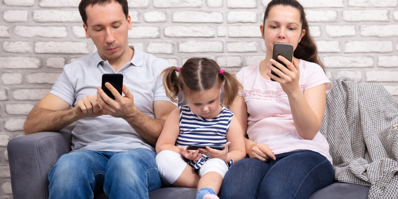 Rozkojarzeni, obsesyjnie wpatrzeni w ekran… rodzice. Jakie są konsekwencje braku czasu dla naszych dzieci?