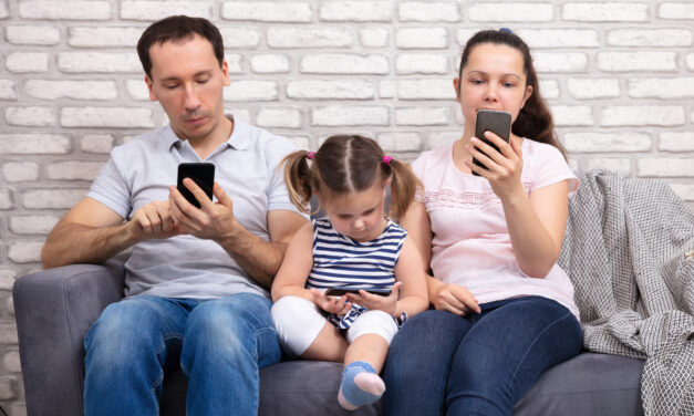 Rozkojarzeni, obsesyjnie wpatrzeni w ekran… rodzice. Jakie są konsekwencje braku czasu dla naszych dzieci?